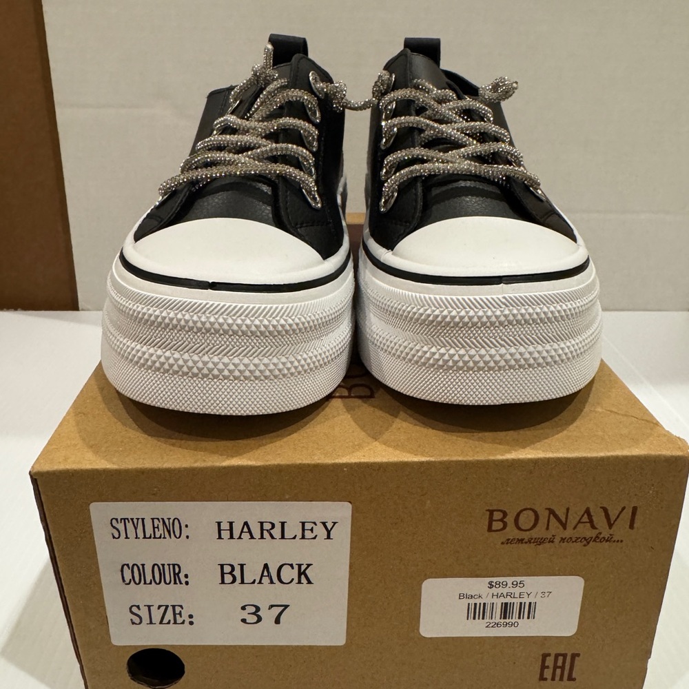 Bonavi, an Italian Brand Leather tennis shoe, size 37 in black.